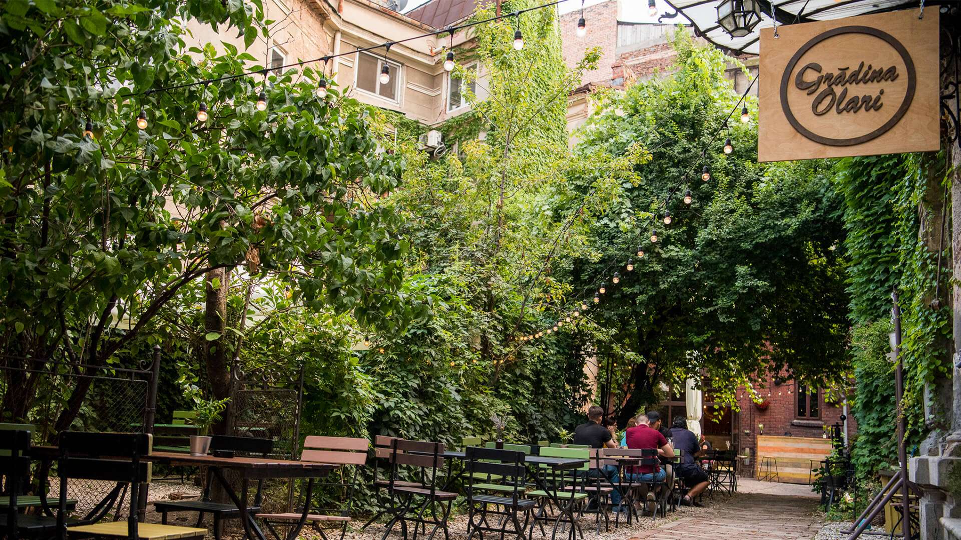 Oaze de răcoare în București: Grădini de vară încântătoare pentru a evita canicula