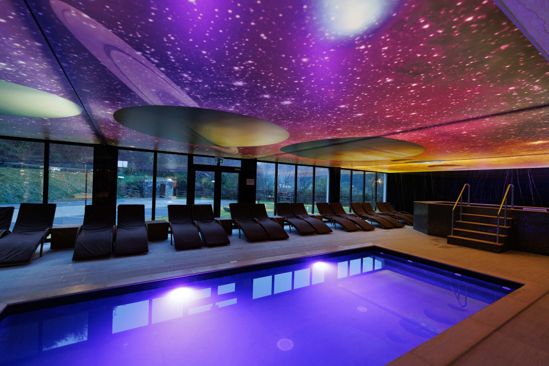 Cazarea într-un hotel cu piscină interioară la munte, modul perfect de relaxare